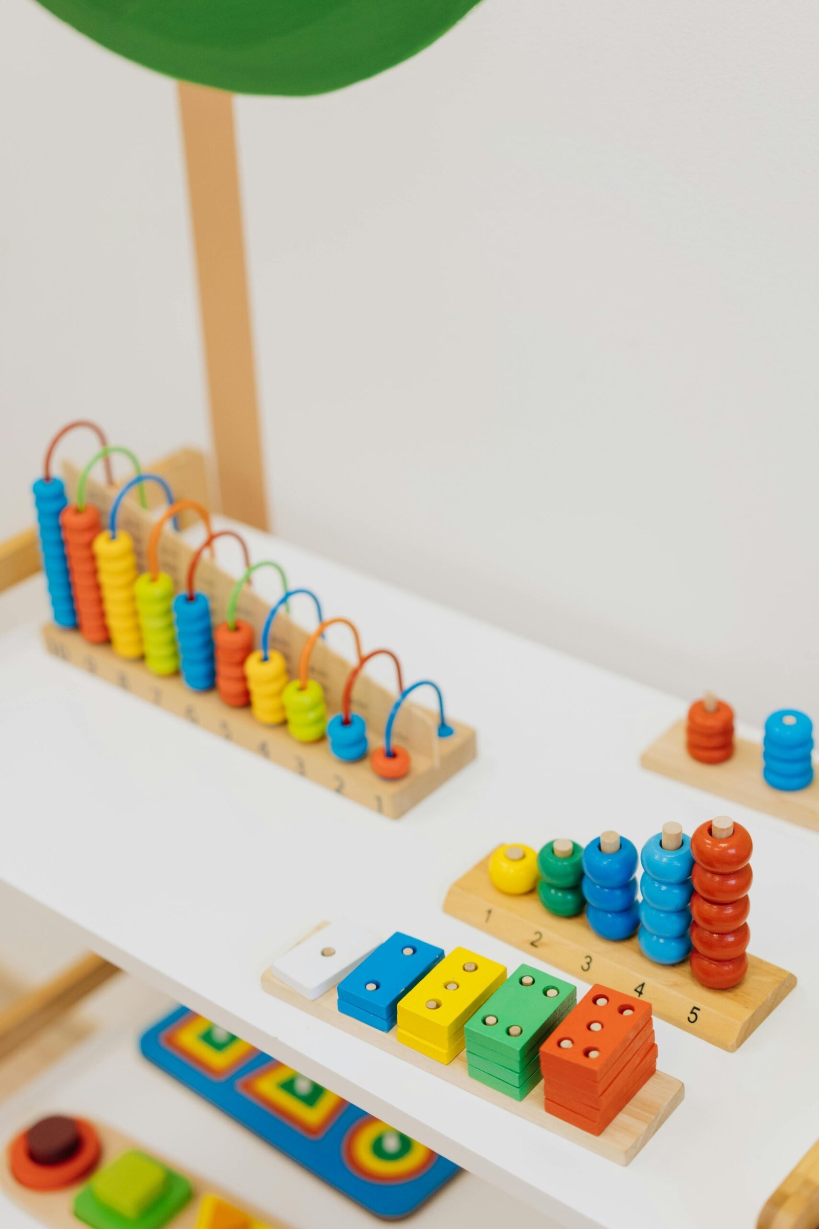 Jouets Montessori en bois colorés sur une étagère